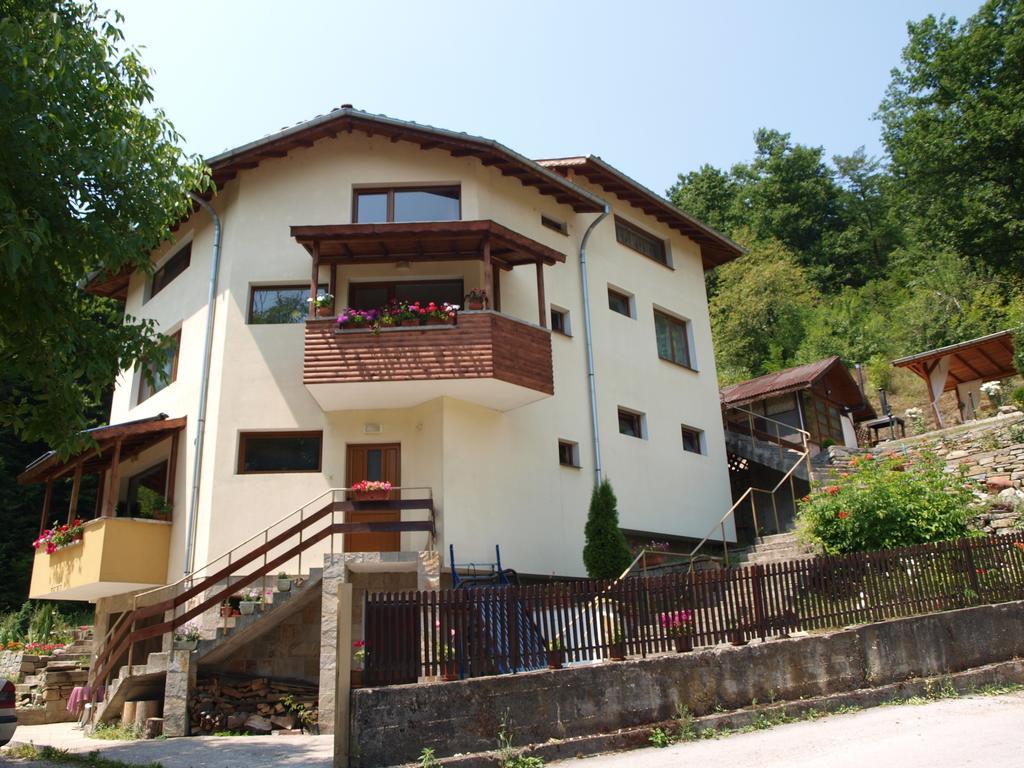 Sun House Hotel Trjavna Buitenkant foto
